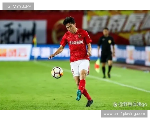 身高一米八几的足球巨星们如何凭借身高优势征服绿茵场