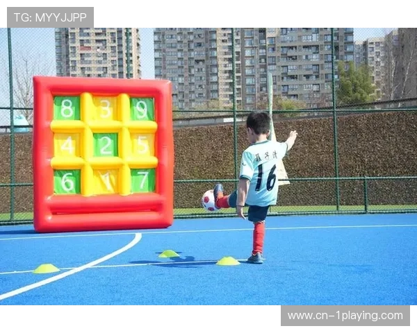 通过观察球场表现猜测足球明星身份的趣味挑战